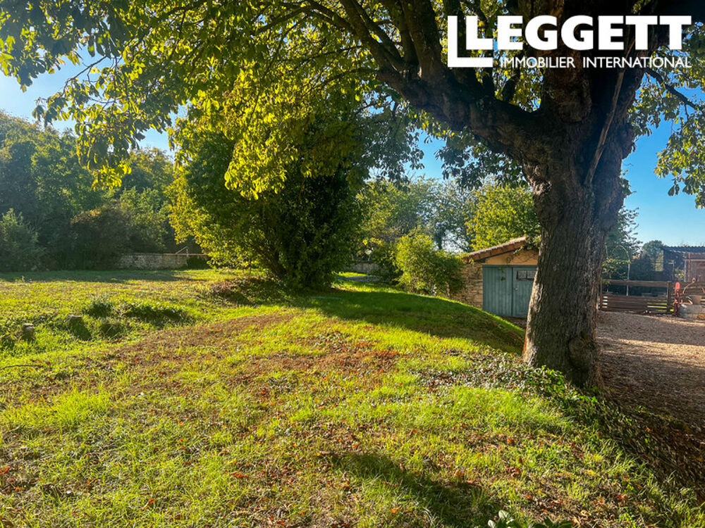 Vente Maison Charmante maison en pierre. 5 chambres. Piscine chauffée . Jardin clos. Garage. Vie de plain pied possible. Saint-front