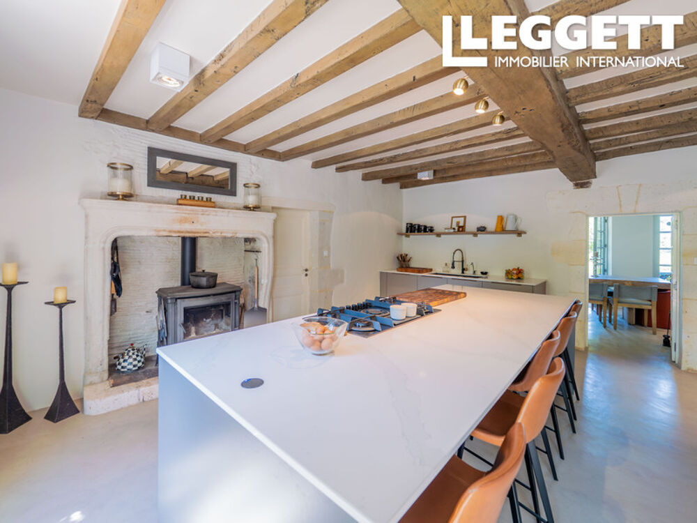 Maison de luxe récemment rénovée avec dépendances, piscine chauffée et grand jardin paysager, cour exposée Sud
