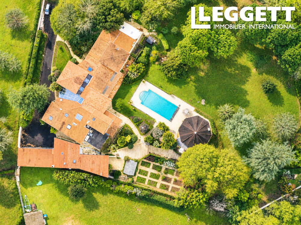 Vente Maison Vaste propriété de 8 chambres avec jardins privés clos. L'essence d'un cadre de vie raffiné près de Jonzac Saint-germain-de-lusignan