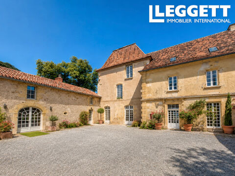   Château de caractère à rénover avec aile habitable, dépendances et fort potentiel en Dordogne Propriété/château - 15 + pièce(s)