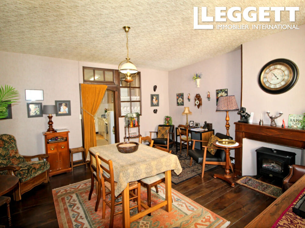 Prix négociable. Une maison de ville idéale à Confolens, avec une chambre, parfaite comme pied-à-terre .