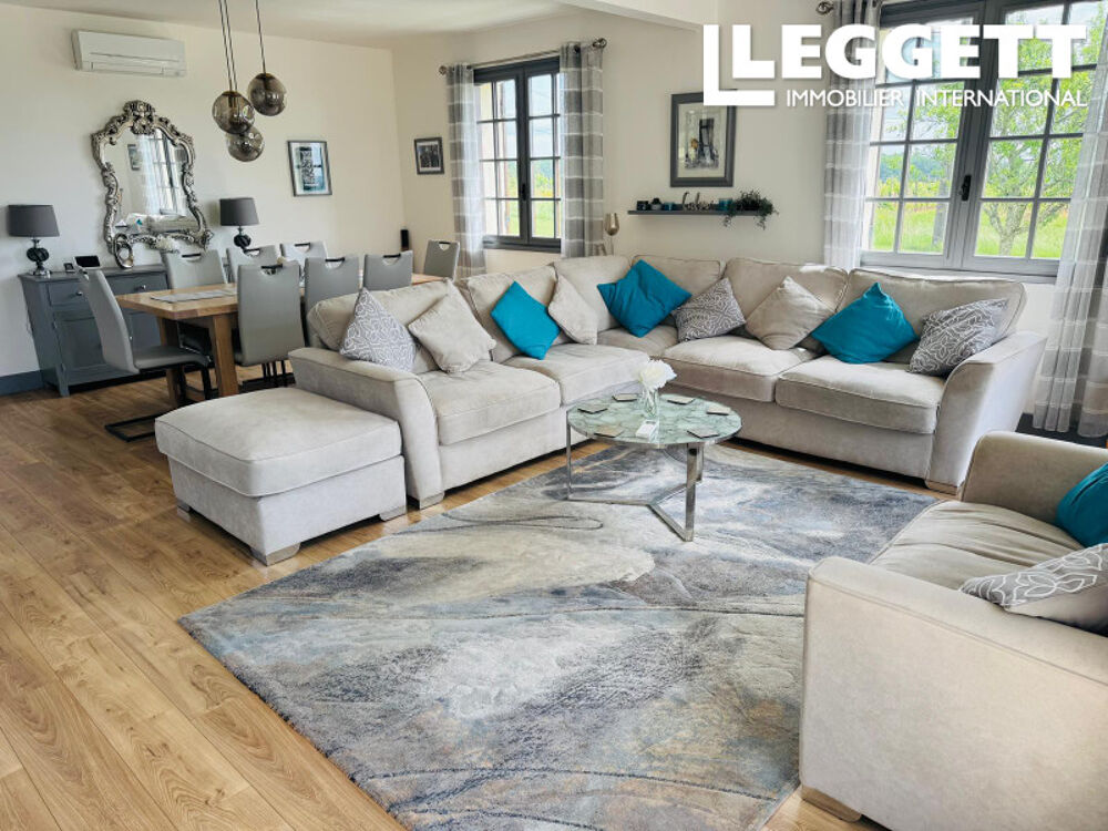 Élégante maison de campagne de 5 chambres avec vue panoramique, située dans un cadre boisé près de Bergerac