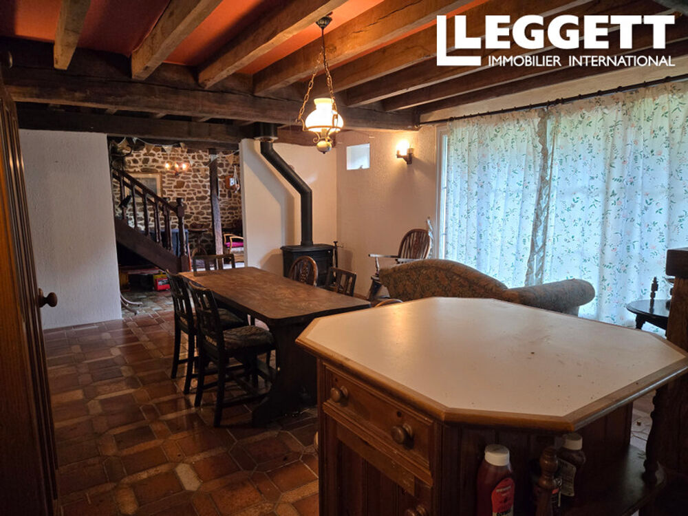 Maison de campagne en pierre pleine de charme, située dans un cadre paisible pour une rénovation complète