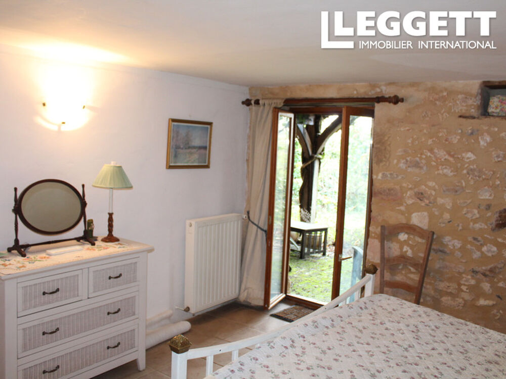 Vente Maison Maison en pierres comprenant 4 chambres, jardin, au sein d'une superbe bastide du Périgord.  Vues magnifiques. Monpazier