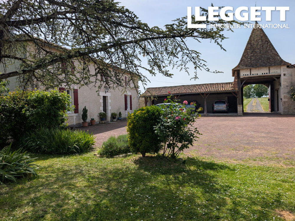 Vente Maison Domaine charentais privé sans voisins avec pigeonnier, cour intérieure, dépendances à 7 min de Barbezieux CondÉon