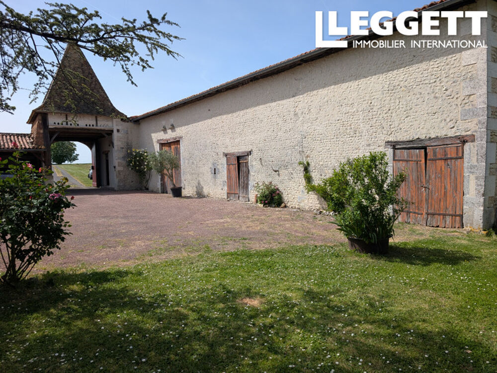 Vente Maison Domaine charentais privé sans voisins avec pigeonnier, cour intérieure, dépendances à 7 min de Barbezieux CondÉon