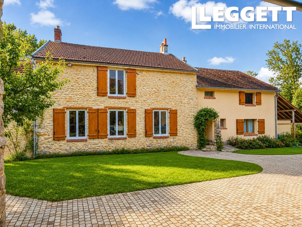 Grande Propriété avec Maison de caractère, piscine et dépendances sur 7 800m² de terrain à une heure de Paris