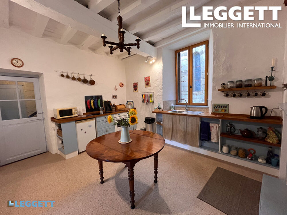 Spacieuse maison de village avec 3 chambres, grenier et parking extérieur.