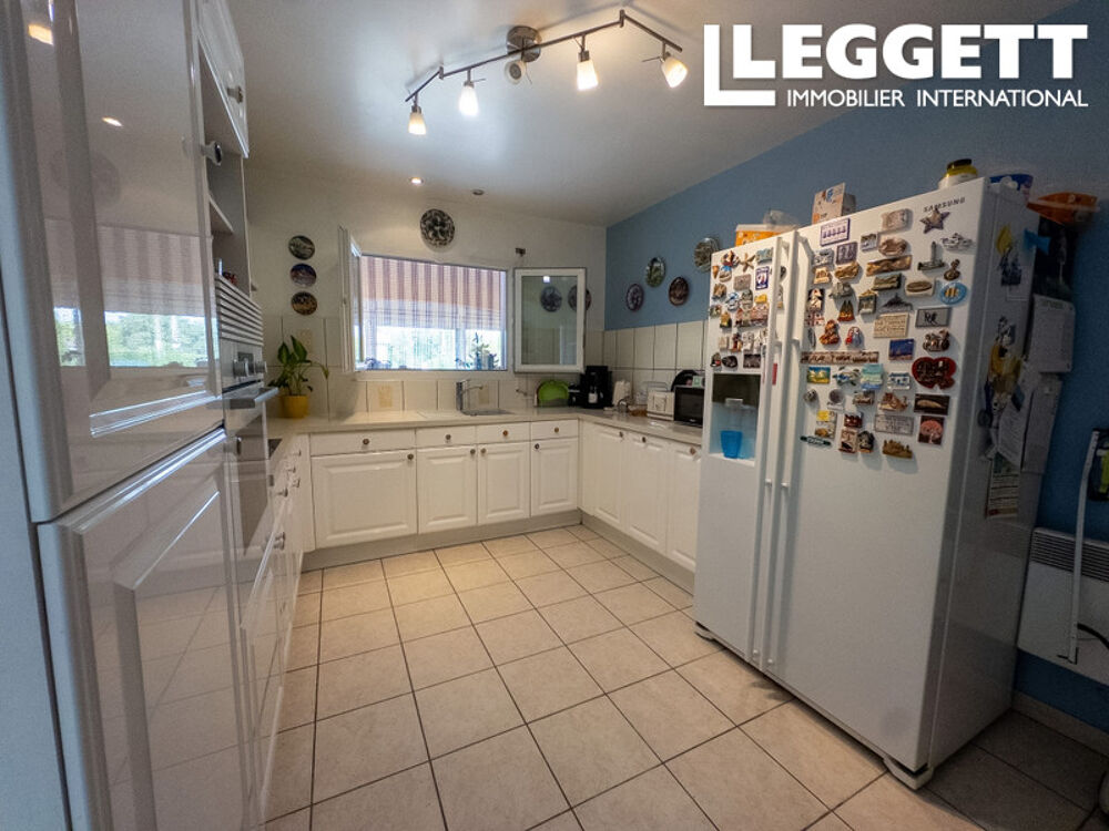 Maison de plain-pied avec 3 chambres, piscine, grand jardin et double garage.