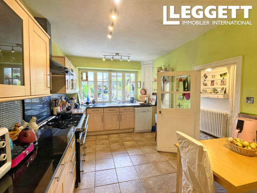 Vente Maison Superbe maison de ville de 6 chambres avec jardin attenant et parking privé. Bellac