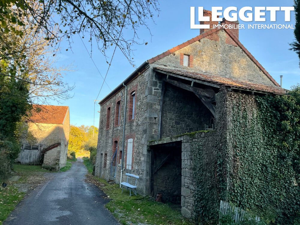 Maison traditionnelle en granit dans un hameau rural, avec grange, puits et belle vue depuis le jardin