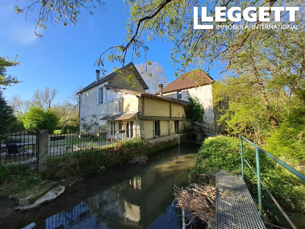 Moulin de caractère avec 9 chambres, maison d?amis, piscine, jardin et près d?un hectare au calme