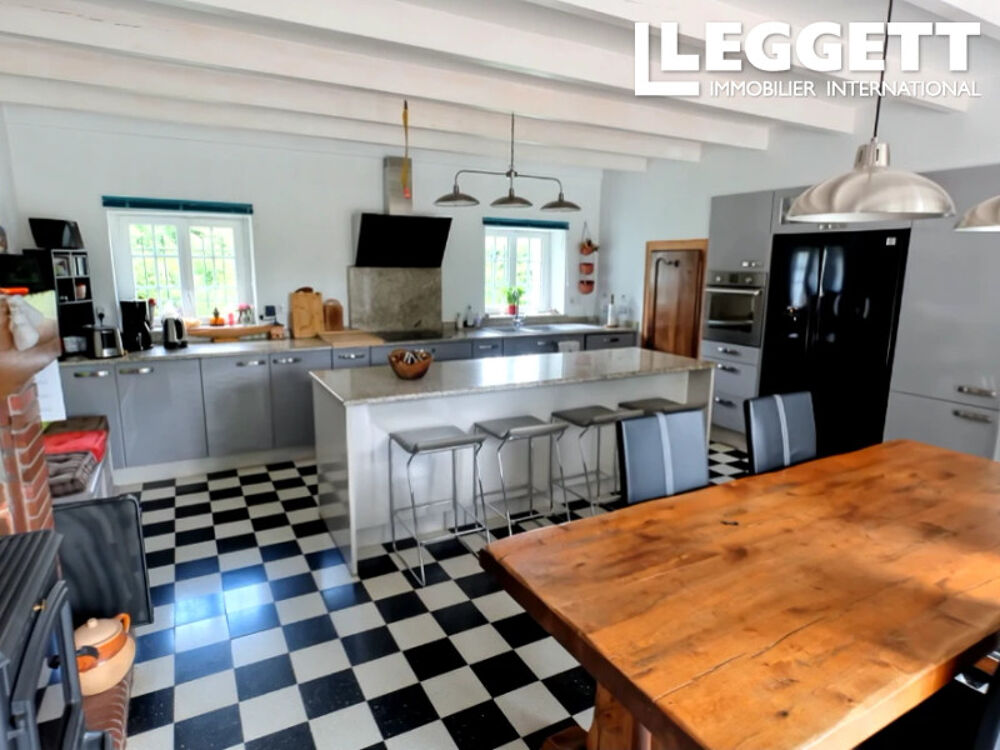 Vente Maison Située à quelques minutes au sud de Saint-Jean-d'Angély, cette propriété familiale spacieuse et private Saint-hilaire-de-villefranche