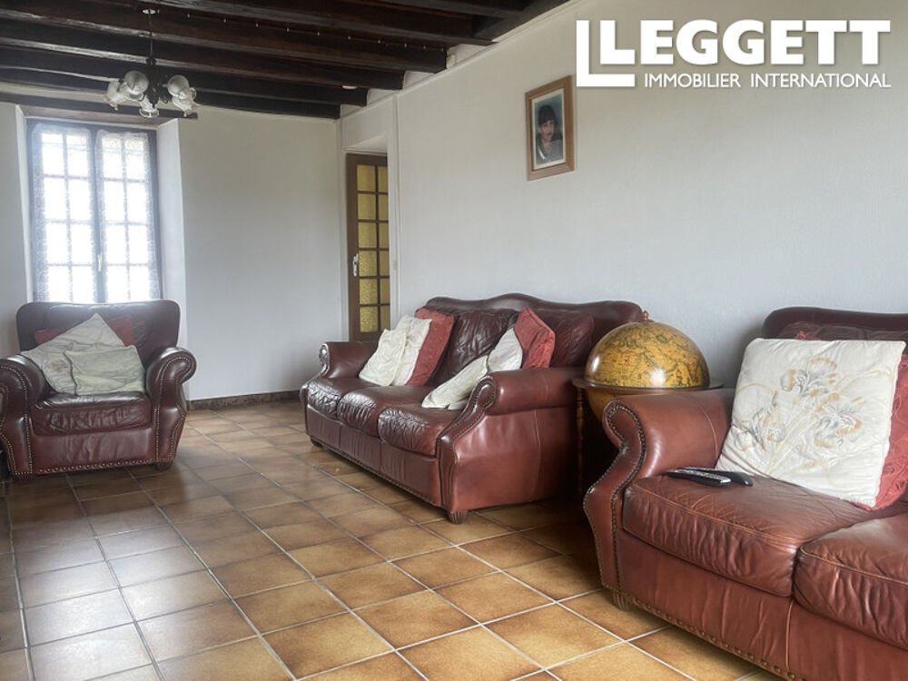 Charmante maison de village, avec 5 chambres et un jardin attenant avec garage.