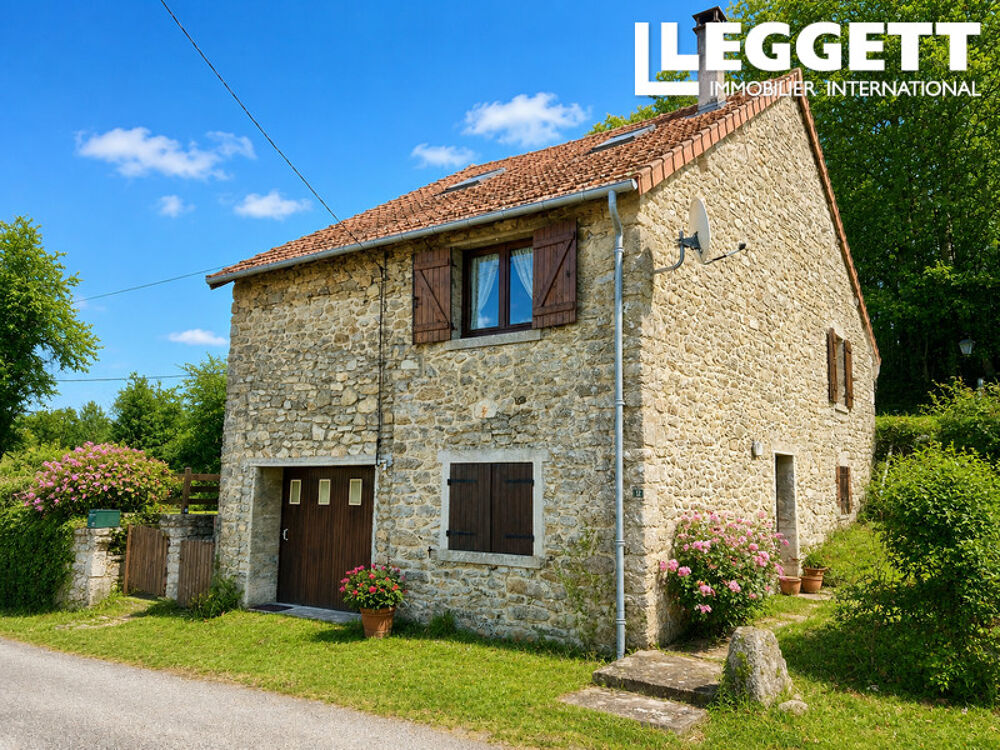 Un joli cottage en pierre avec quatre chambres et un jardin attenant offrant une vue agréable.