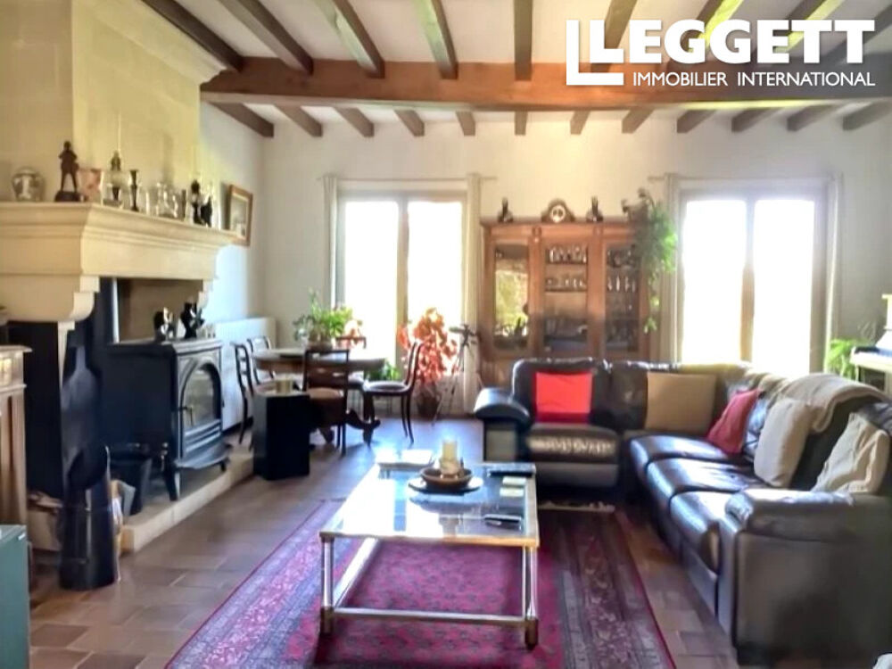 Spacieuse propriété mitoyenne aux portes de Chalais. 5 chambres, piscine, dépendances et terrain.