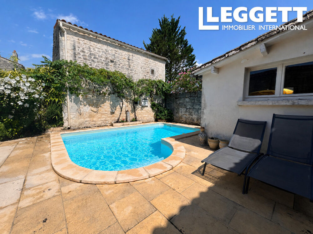 Charmante propriété de 6 chambres composée de deux maisons charentaises traditionnelles, piscine et jardin.