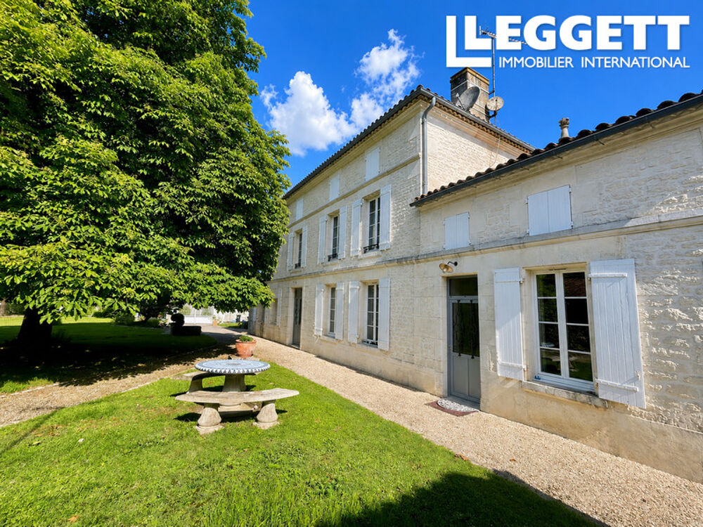 Charmante Maison Charentaise de 1850 avec un studio, grand atelier, double garage et jolie jardin paysager