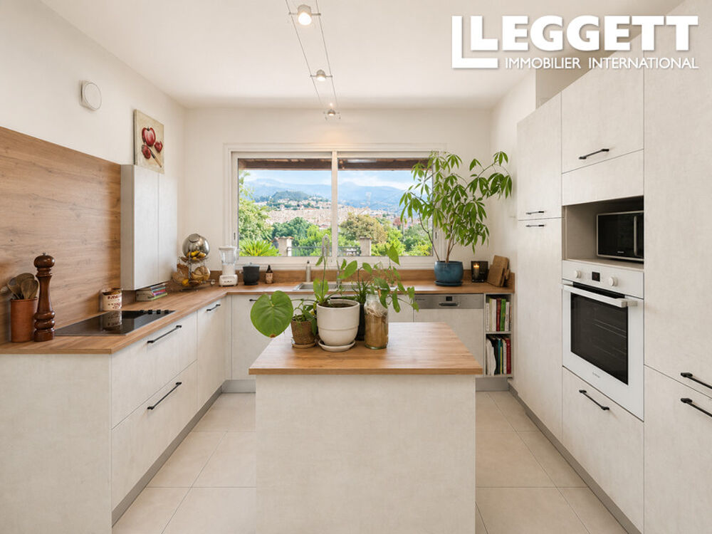 Vente Maison Grande maison familiale avec un beau jardin, située dans un quartier résidentiel calme, à Grasse Grasse