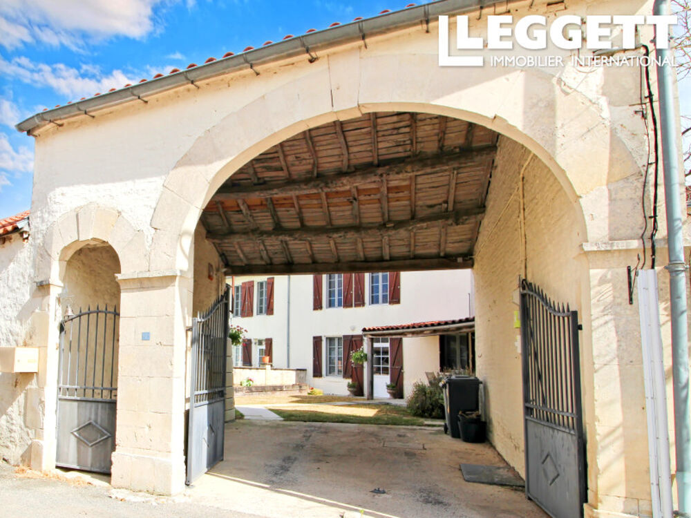 Grande maison familiale pleine de charme avec 6/7 chambres, piscine, porche en pierre, jardin et dépendances