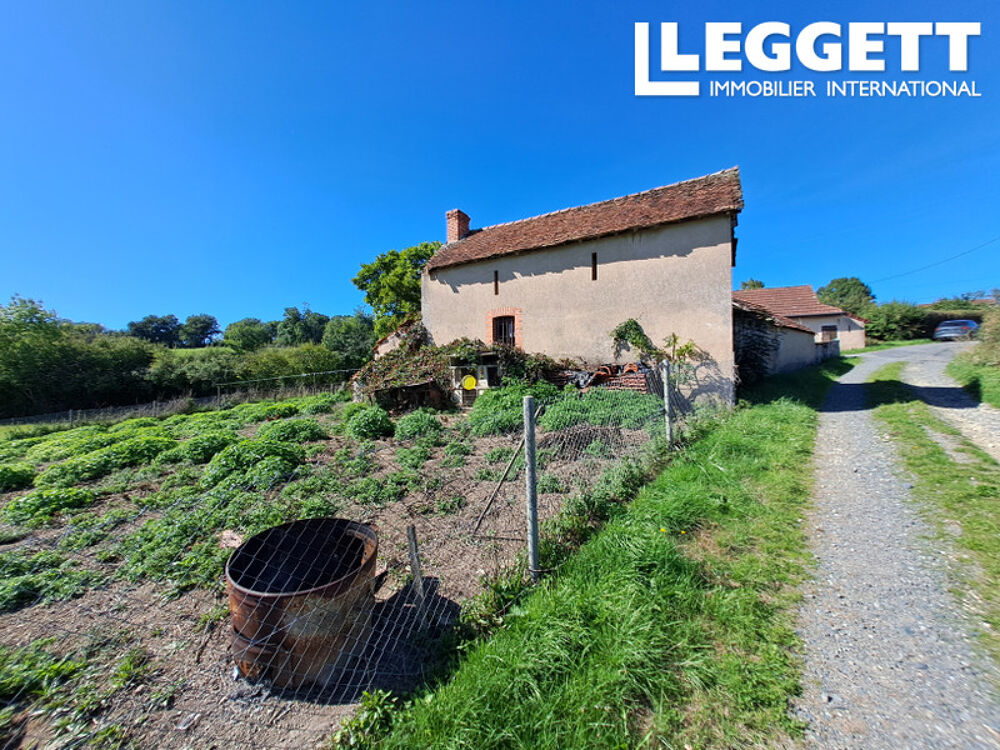 Vente Maison Corps de ferme avec maison d'habitation, grange, ecuries, cour et jardin. Puits. Grury