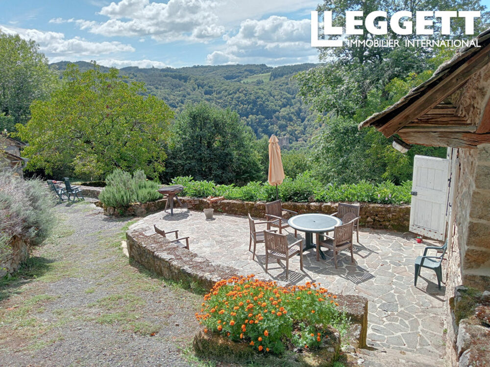 Vente Maison Rare! 2 maisons de caractère à rafraichir avec grange et dépendance sur 13ha. Piscine, vue somptueuse, calme! Saint-privat