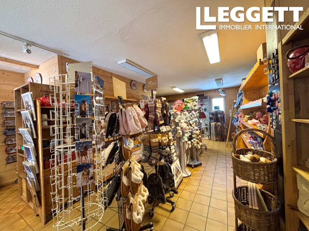 Immeuble commercial à La Plagne comprenant un magasin, DEUX appartements, un garage et ski room