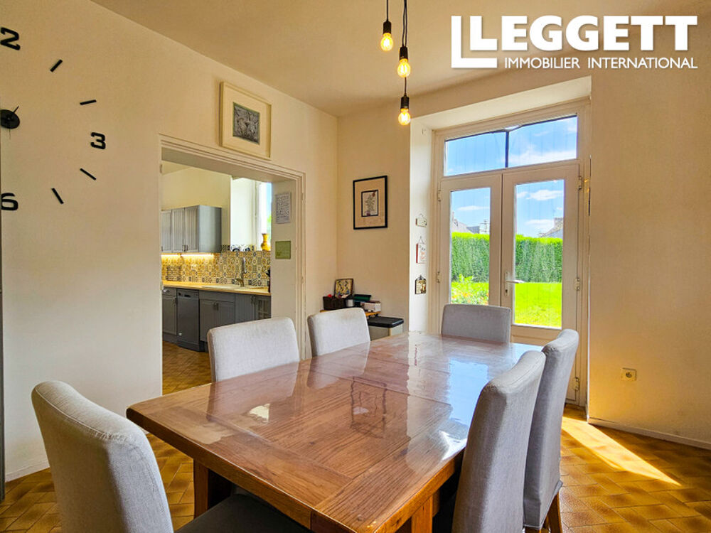 Grande maison de village près de Pontivy. Six chambres. Beau jardin privé, parking privé et dépendances.