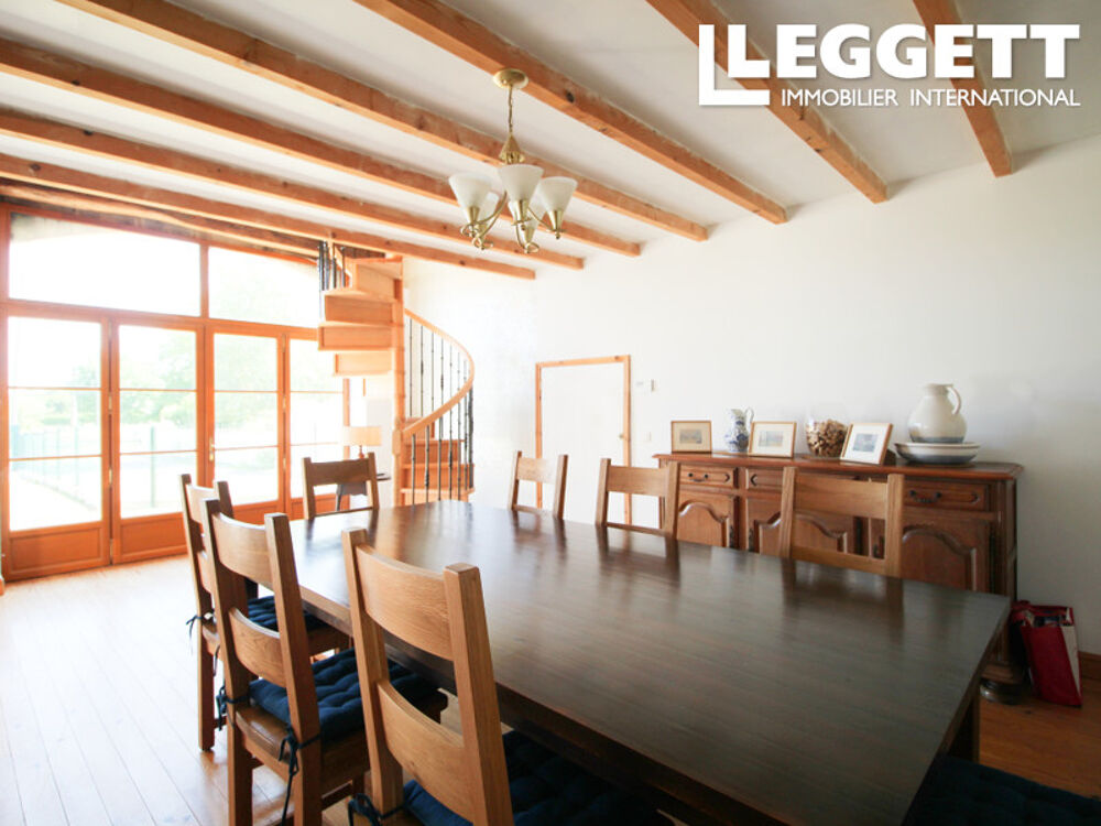 Superbe grange rénovée avec quatre chambres, trois salles de bains, jardin avec vue dégagée et grande grange