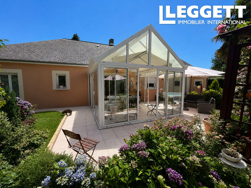Vente Maison Maison élégante et confortable de 4 chambres, située dans un coin tranquille, avec piscine, véranda et jardin La bazouge-des-alleux