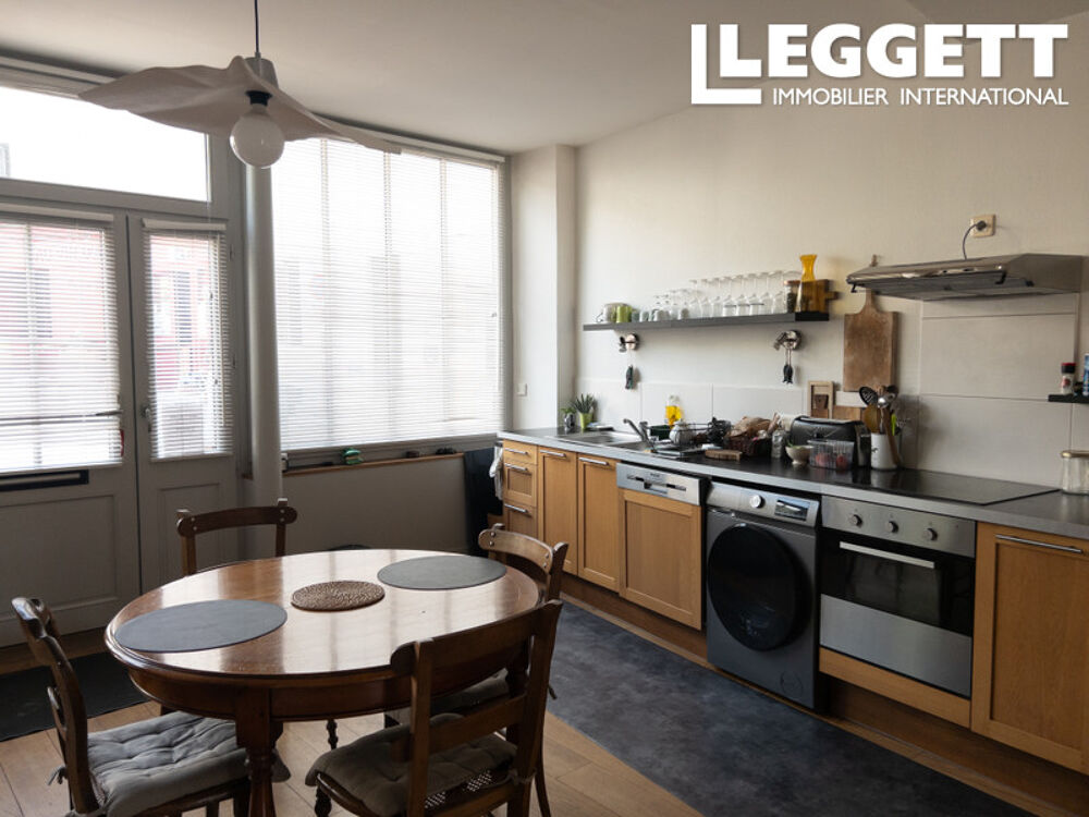 Jolie maison de bourg offrant une vue exceptionnelle, trois balcons, garage, grotte et une source naturelle.