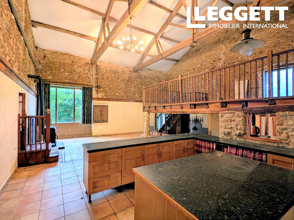Grande maison individuelle à rafraîchir avec dépendances et beau terrain de 3 519 m²