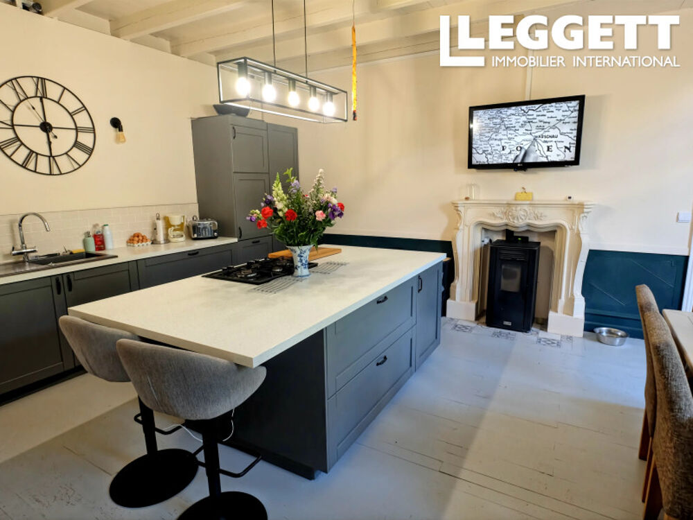 Vente Maison Superbe maison familiale offrant un immense potentiel, située dans un village à 10 minutes de St Jean D'Angely Saint-pierre-de-juillers
