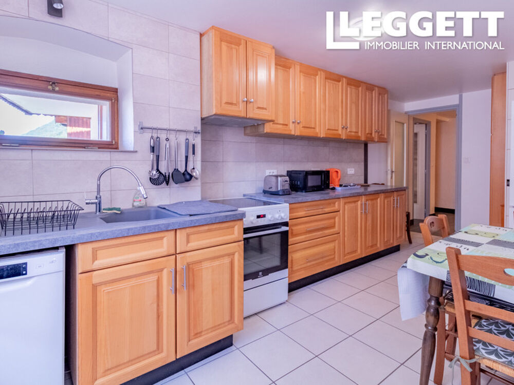 Bâtiment de 6 logements meublés, local commercial, greniers de 120 m² au sol et caves - Bozel - Trois Vallées