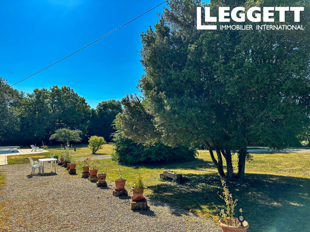 Vente Maison Maison en pierre avec piscine chauffée et jardins . 5 chambres, 2 salles de bains .<br />Proche de St Jean D'Angely Aumagne
