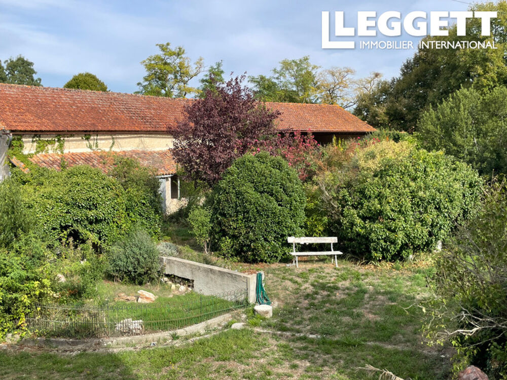 À l'origine une ferme, maintenant une maison à distance de marche des commerces, ecole primaire.
