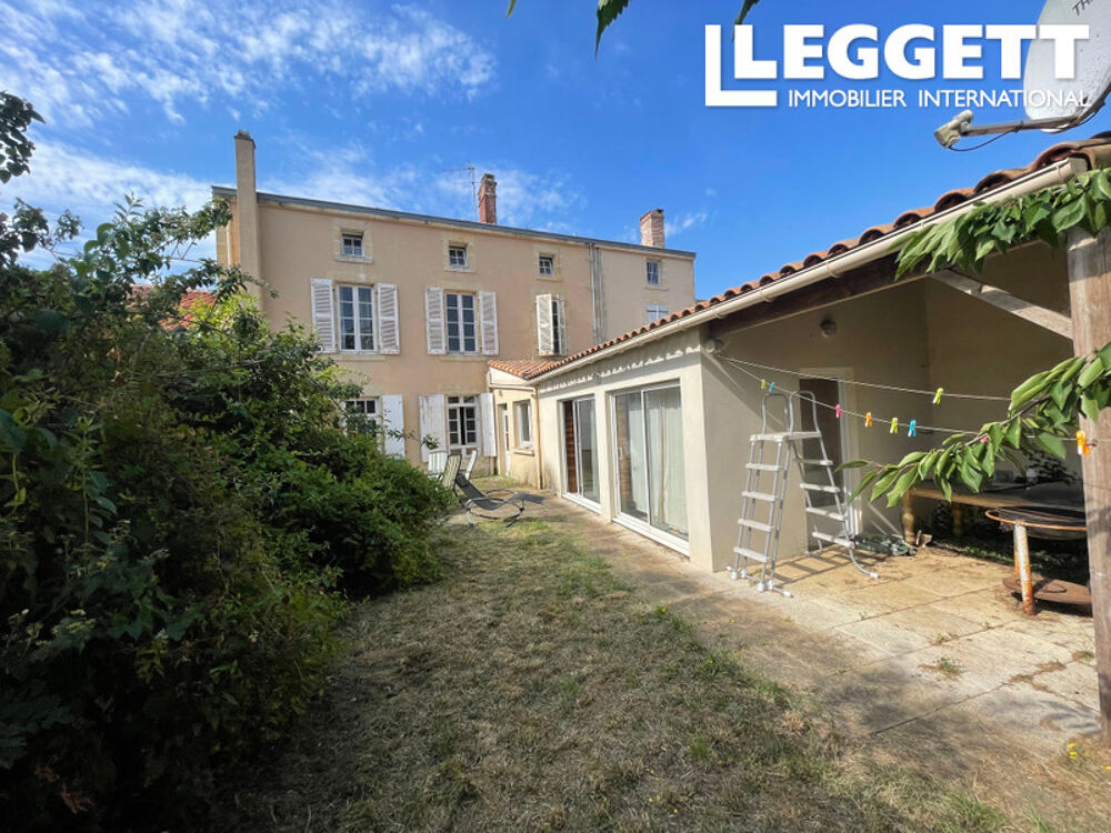 Élégante demeure de caractère au c?ur du charmant village de Foussais-Payré