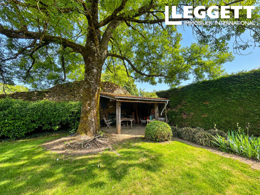 Charmante maison située dans un hameau paisible avec jardin, garage et terrain boisé.