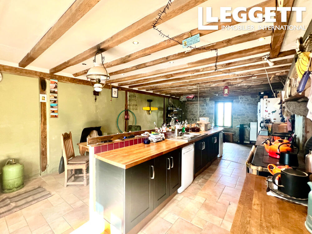 Vente Maison Grande ferme de caractère très spacieuse, quatre chambres, granges, piscine et grands jardins, vue sur la camp Bazelat