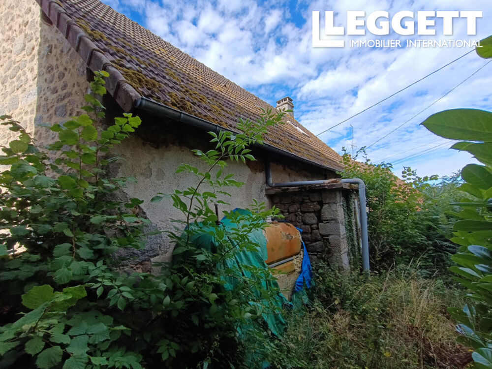 Belle maison de 3 chambres à rénover, jardin et dépendances, dans un village calme à proximité des commoditées