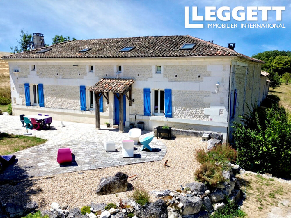 Vente Maison Maison charentaise du XIXe avec salon cathédrale, dépendances et jardin de 3 900 m². Bellevigne