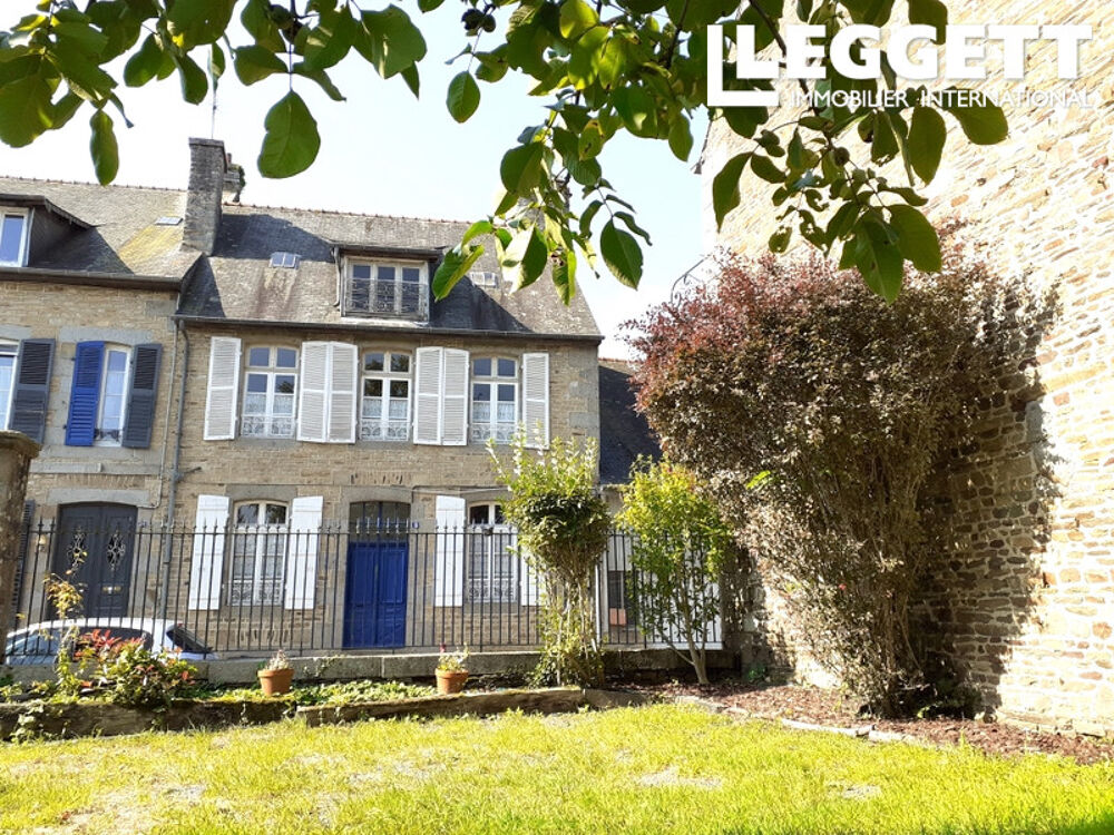 Charmante maison de bourg en pierres, 2 chambres, ravissant jardin, commerces à pied, à 19 km du Mt St-Michel