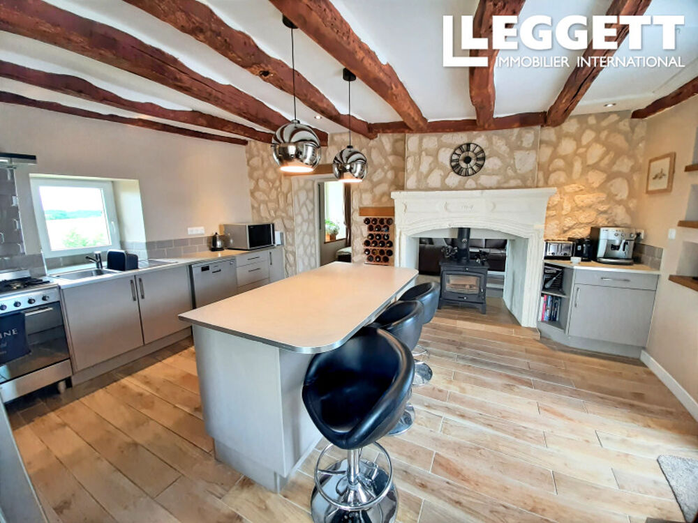 Maison rénovée et gîte avec garage/atelier et vue imprenable sur la campagne. À proximité de Verteillac.