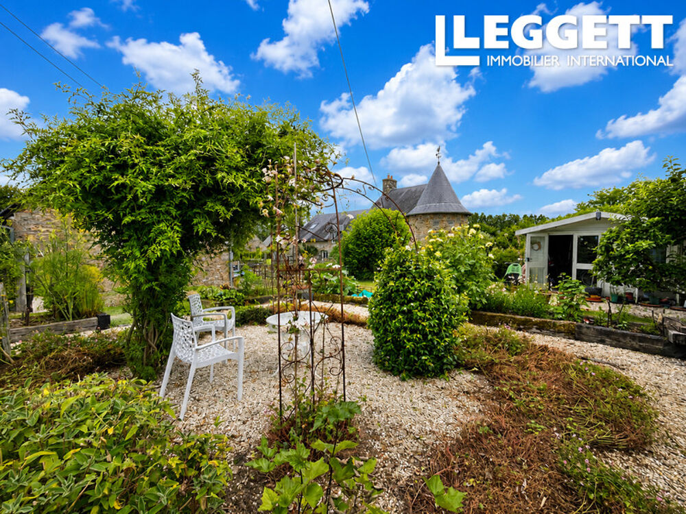 Maison en pierre du 18e siècle avec toit en ardoise, belles boiseries et magnifiques jardins.