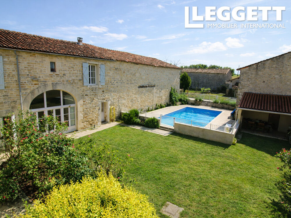 Vente Maison Belle maison de caractère de 6 chambres avec piscine chauffée, située dans un village.<br /> CharmÉ