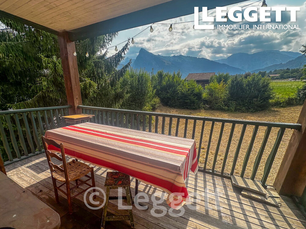 Chalet de sept chambres sur un grand terrain constructible offrant un fort potentiel, au c?ur de Morillon.
