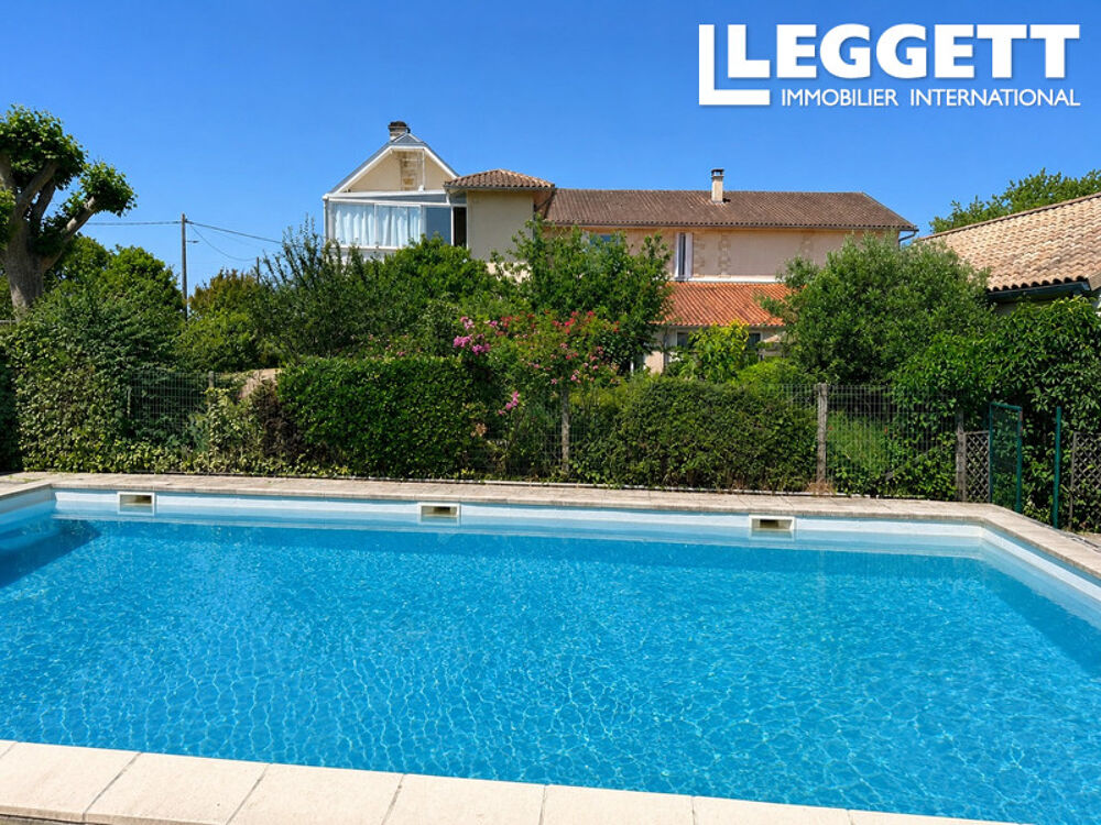 Demeure majestueuse, 2 autres logements, beau terrain et piscine. Proche centre de St Christoly de Blaye
