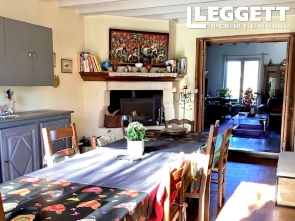 Spacieuse propriété mitoyenne aux portes de Chalais. 5 chambres, piscine, dépendances et terrain.