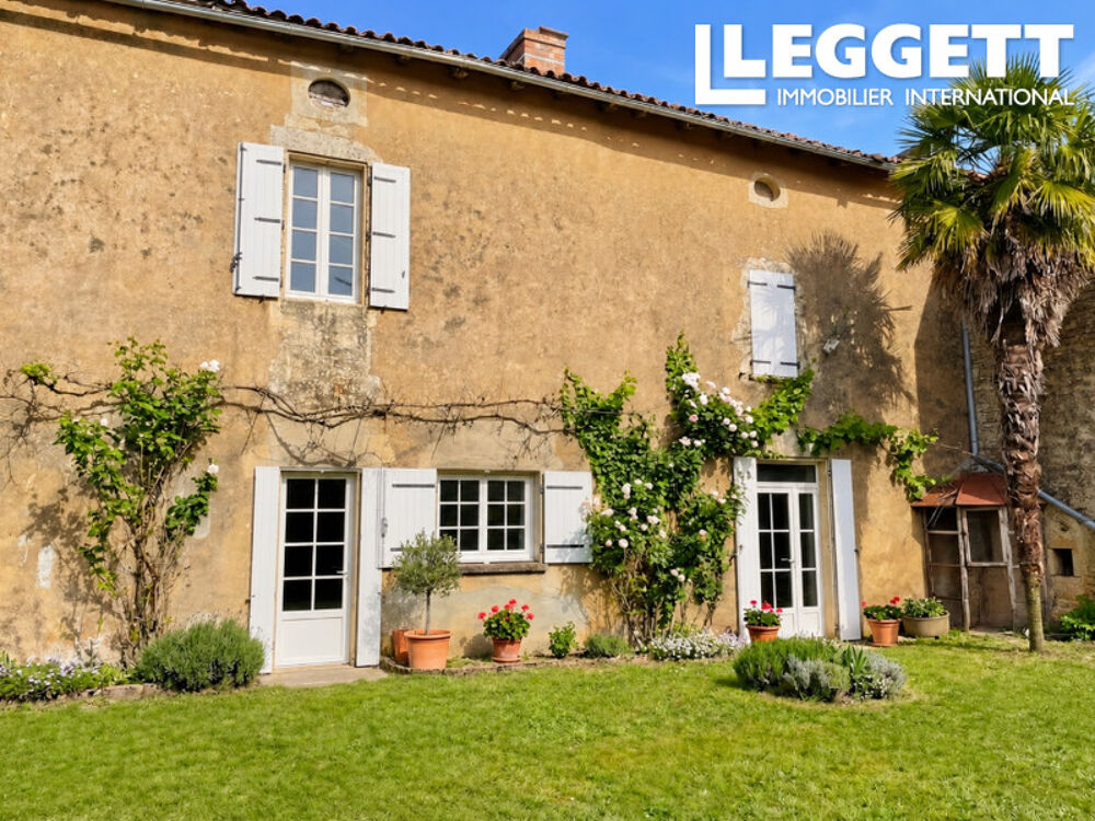 PRIX À DISCUTER ! Maison avec grand potentiel avec des granges et jardin, près de Ruffec, Charente