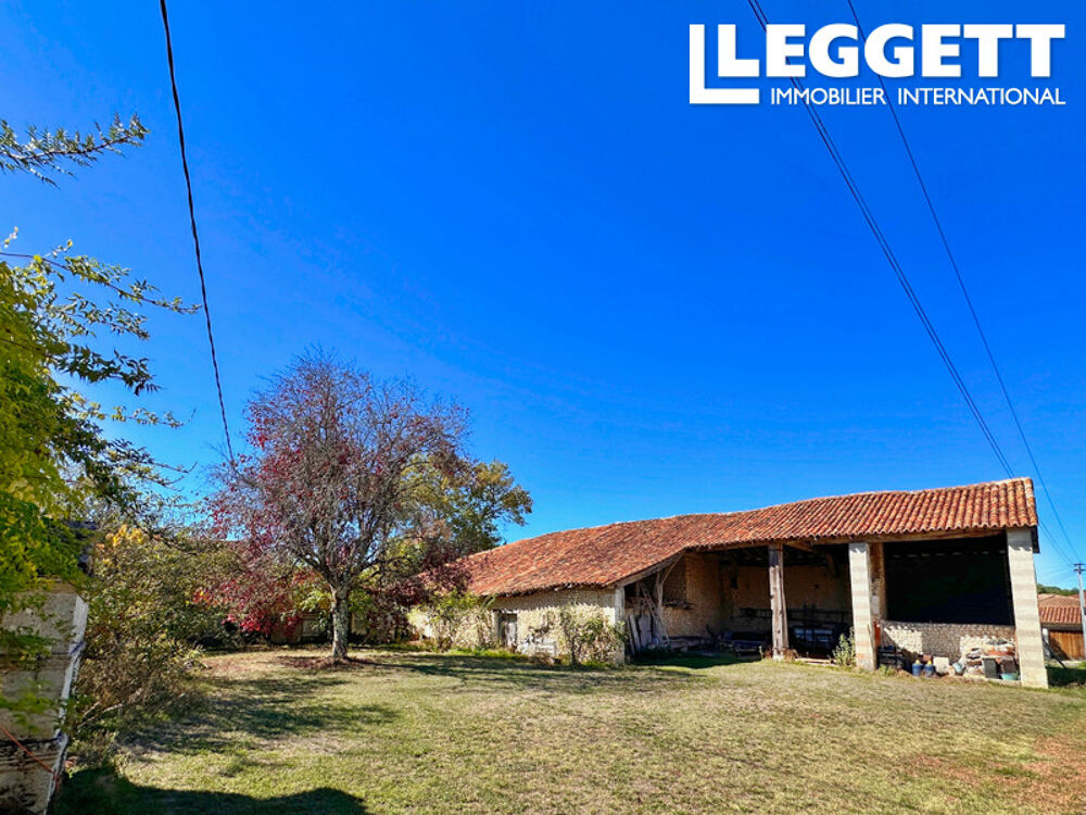 2 petites maisons à rénover avec dépendances et joli terrain, dans un petit hameau bucolique à 5mn de Chalais